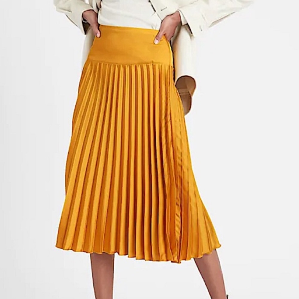 BANANA REPUBLIC | Gold Pleated Skirt size 4